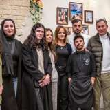 Ad accoglierci � la proprietaria: la 30enne Nour Eljoundi (al centro nella foto con i capelli rossi): � originaria di Saida, citt� del sud del Libano 